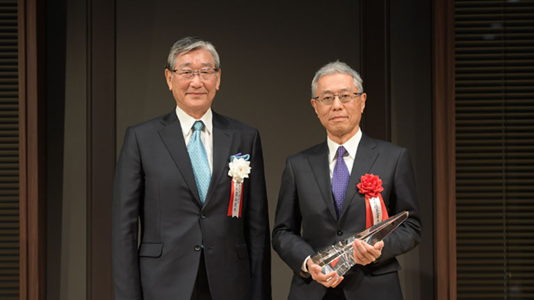 At the award ceremony on December 21, 2021. From the right: President and CEO, Kenichi Hori and Japan Investor Relations Association, Chairman, Naoki Izumiya